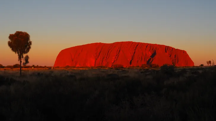 Uluru (Ayers Rock) in het late zonlicht