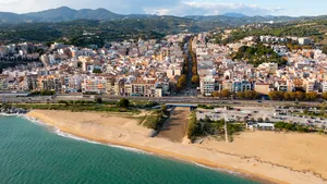 Miljardair legt superjacht van 150 miljoen aan in Spanje en probeert complete kustplaats op te kopen