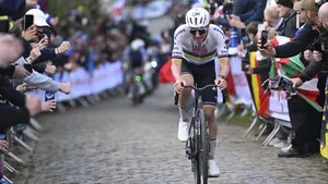 Tadej Pogacar domineert het wielrennen zoals Eddy Merckx vroeger deed. Het is volgens Oliver Naesen niet ontmoedigend, maar alle hoop ontnemend.