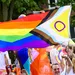 Foto van een pride-vlag bij de Canal Parade tijdens Pride Amsterdam 2024.