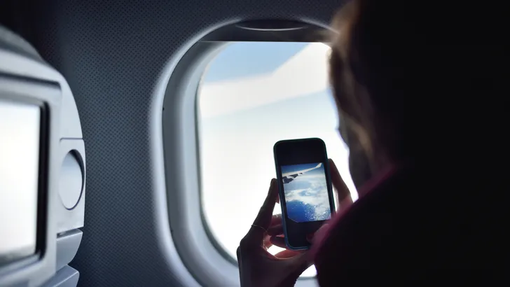 Dit gebeurt er echt als je je telefoon niet op vliegtuigmodus zet tijdens een vlucht
