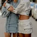 Twee vriendinnen in stijlvolle denim kleding.
