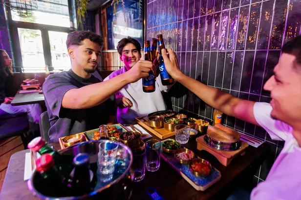 Gyojasang opent haar deuren.