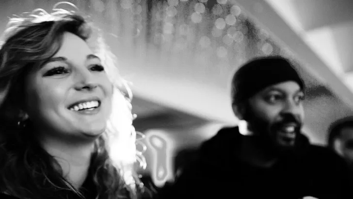 Deze jonge Nederlandse vrouw rockt de muziekbusiness
