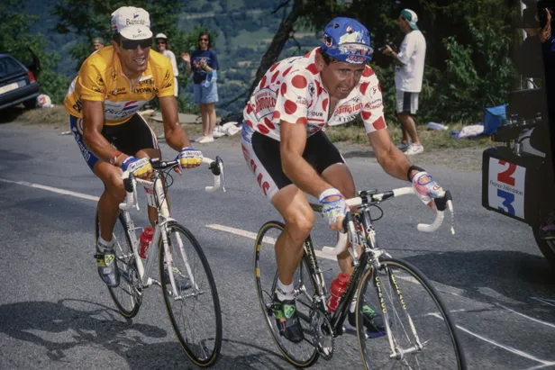 miguel indurain en tony rominger samen in koers tijdens een bergetappe van de tour de france 1993