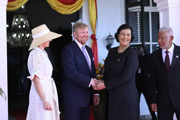 Koning Willem-Alexander en koningin Máxima worden verwelkomd door de president van Suriname en haar echtgenoot.