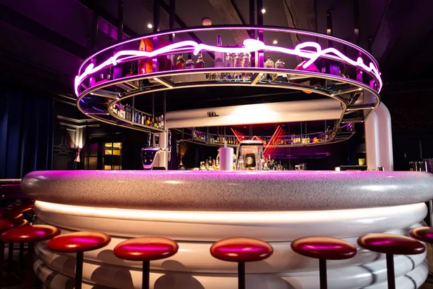 Heerlijk een drankje doen aan de bar! | Foto: Super Lyan