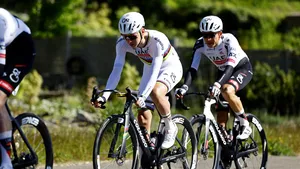 Tadej Pogacar omringd door ploegmaats van UAE Team Emirates in Luik-Bastenaken-Luik.