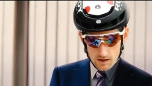 Wout Poels blijft bij Bahrain fietsen en kondigt dat op prachtige wijze aan