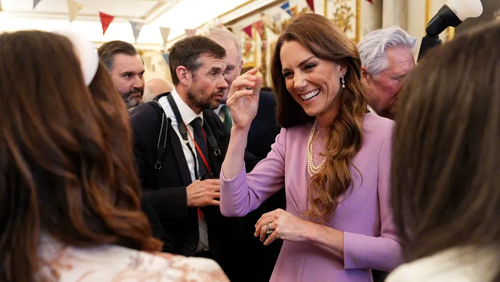 Lila, parels en een vleugje nostalgie. Prinses Kate's laatste look is een masterclass in koninklijke stijl. Maar wat is het verhaal erachter?
