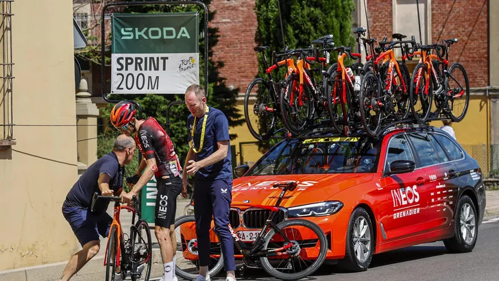 renner en auto van INEOS