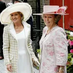 María Carmen del Cerruti, koningin Máxima's moeder, met toenmalig koningin Beatrix bij de doop van prinses Amalia, in 2004.