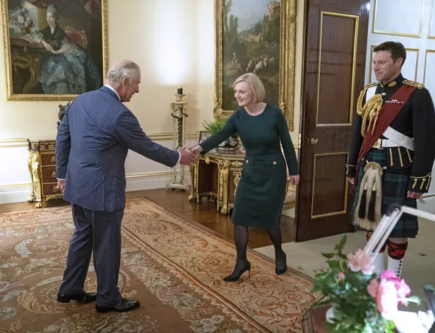 Stalmeester Jonny Thompson in oktober 2022 bij de eerste kennismaking van koning Charles met Prime Minister Liz Truss.