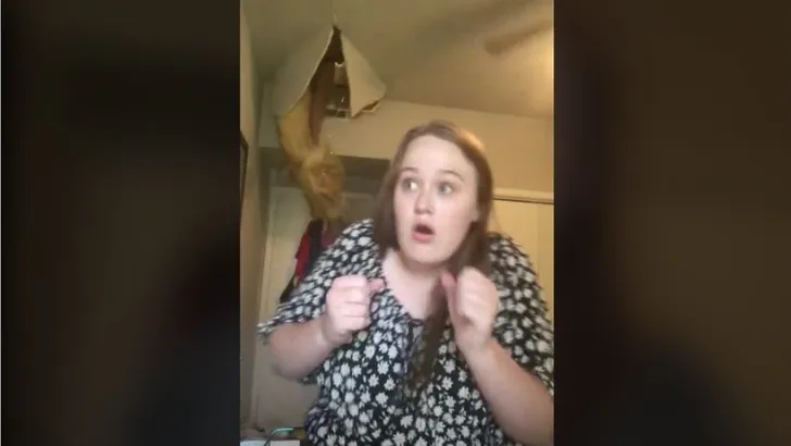 Moeder van Moeder TikTok-gebruiker stort door plafond terwijl dochter filmpje opneemt (+video)TikTok-gebruiker stort door plafond terwijl dochter filmpje opneemt (+video)