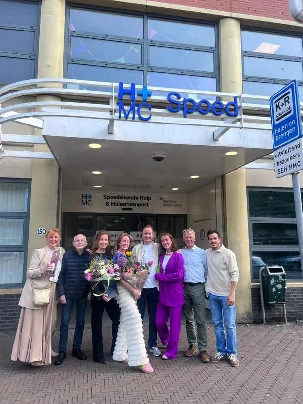Rosanne en haar familie bij de diploma uitreiking 