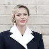 Knuffels, high fives en blokken bouwen: prinses Charlene voor even terug in de luiers | Nouveau