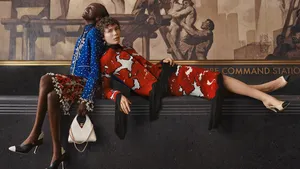 Matthieu Blazy brengt een flinke dosis humor naar Chanel. Ontdek alles over zijn spectaculaire Métiers d'Art campagne vol speelse elementen en topmodellen.