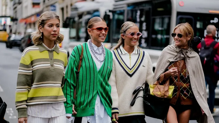 Gebreide vesten – Streetstyle-foto van vier vrouwen tijdens Paris Fashion Week, oktober 2024.