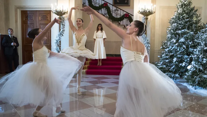 5,5 km aan lampjes, linten en een ballet: kerstdecoraties Witte Huis groots onthuld
