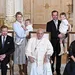 Foto van de groothertogelijke familie van Luxemburg met paus Franciscus. – Prins Charles viert 5e verjaardag