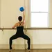 Een vrouw gefotografeerd tijdens een barre work-out
