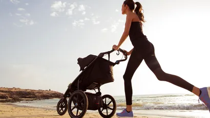 Sporten als kersverse moeder: waarom die buggy voor je uit duwen juist blessures voorkomt (uit onderzoek)