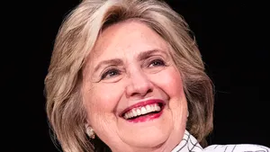 'Nieuwe' look Hillary Clinton maakt de tongen los