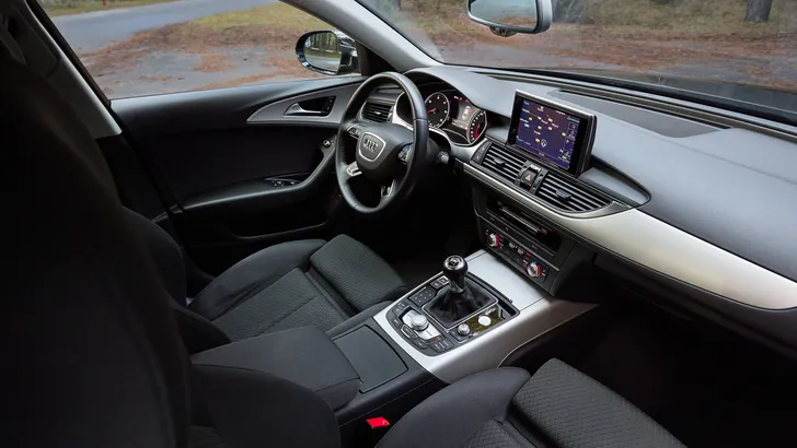 Deze verborgen plek in je auto kan je dag redden als de techniek je in de steek laat