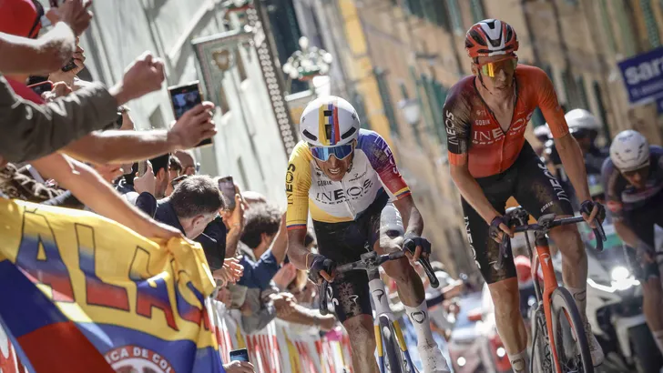 egan bernal en thymen arensman
