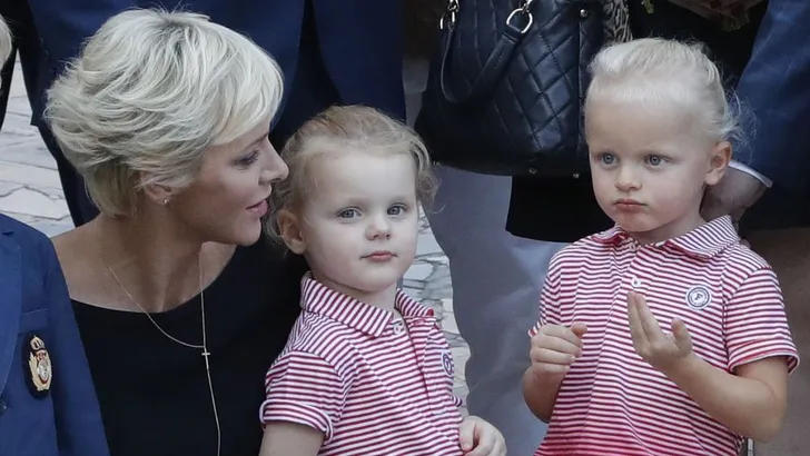 Tweeling Monaco kijkt ogen uit op volksfeest