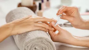 vrouwenhand die gevijld wordt bij manicure - velletjes bij nagels