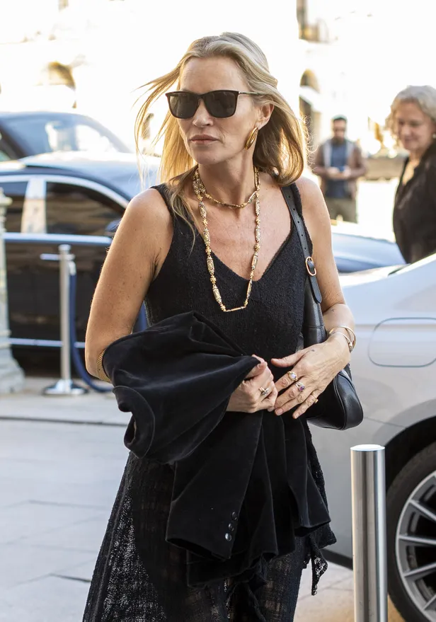 Kate Moss terwijl ze aan het shoppen is in Parijs 2026.