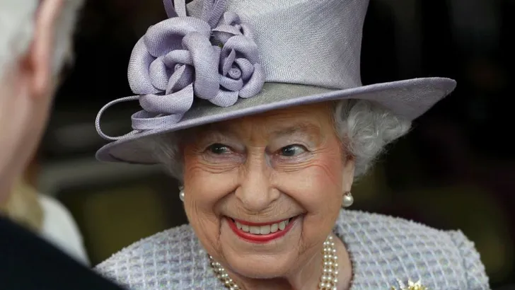 Queen breekt met protocol, trekt handschoenen uit 
