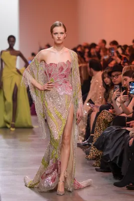 Elie Saab tijdens Paris Couture Week.