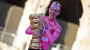 Pogacar op podium Giro 2024