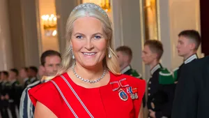 Foto van kroonprinses Mette-Marit van Noorwegen bij Stortingsmiddag 2025. De prinses onderbrak haar ziekteverlof om het evenement bij te wonen.