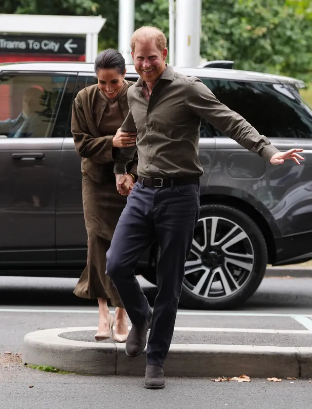 Voor hun museumbezoek kleedde Meghan zich om naar een suède set van het label Stagni met een gebreide top van P Johnson. 