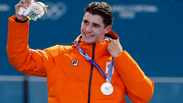 Schaatser Jenning de Boo viert zijn zilveren medaille op de Winterspelen