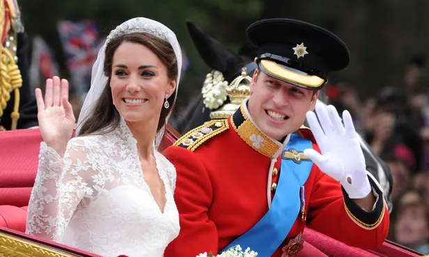 Kate en William zwaaien vanuit de koets