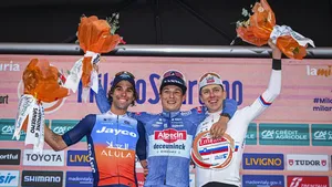 Michael Matthews en Tadej Pogacar zijn twee handen op één buik. Ook de Australiër noemt het niveau van de Sloveen bizar. Soms vraagt hij zich af: hoe is het mogelijk zo goed te zijn?
