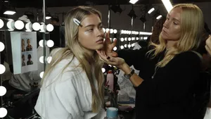 Geen filter nodig: deze spray zorgt voor een optisch gladde huid