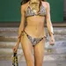 Vrouw in mooie bikini.