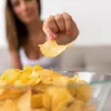 Waarom we een zak chips vaak in één keer leeg 'moeten' eten | Nouveau