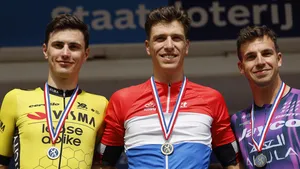 Podium NK wielrennen 2025, met Olav Kooij, Danny van Poppel en Dylan Groenewegen.
