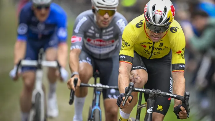 Philippe Gilbert weet dat Wout van Aert nog kan winnen in de grootste koersen, maar hij vreest ook dat de optelsom van pech op een bepaald moment te veel gaat worden.