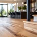 Modern interieur met hardhouten vloeren, trap en uitzicht op de keuken.
