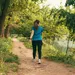 Vrouw wandelt in het bos - zonnebrandcrème ochtendwandeling