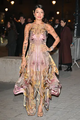 Peggy Gou in Iris van Herpen bij het Grand Dîner du Louvre.