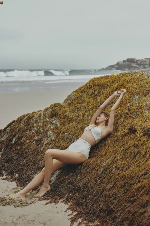 Bikini: Adriana Degreas | Ketting: Atelier Dorothee