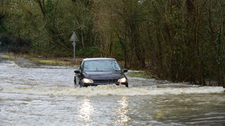 Auto in ondergelopen straat: bij deze waterhoogte moet je absoluut stoppen en omkeren
